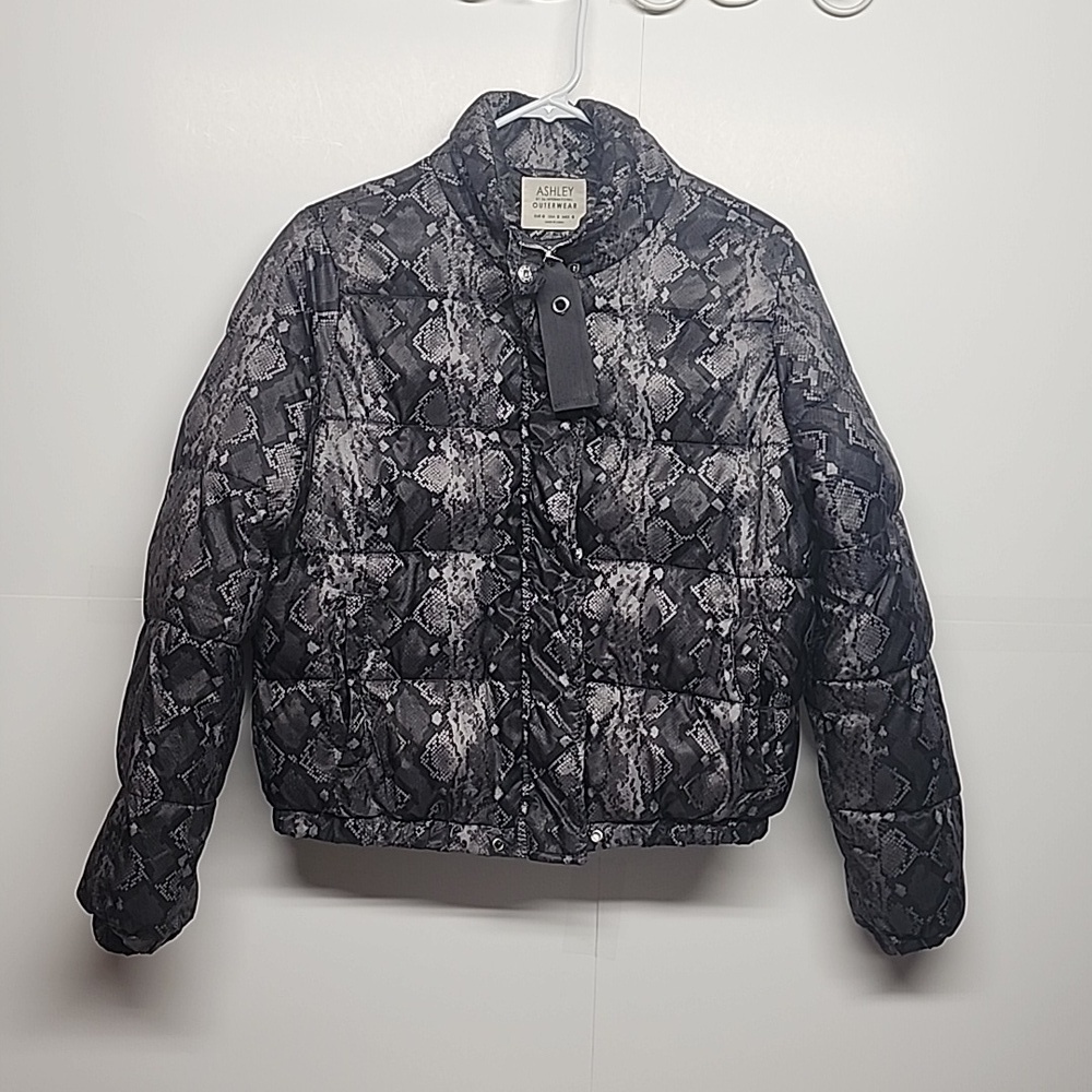 Ashley by 26 International black & gray snake print sz M lined puffer jacket.